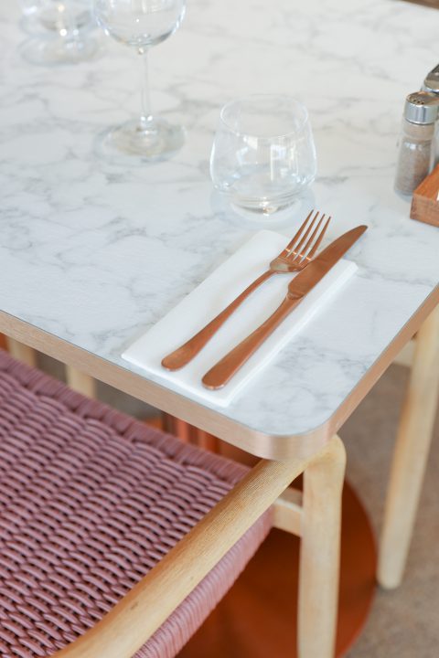 Table dressée dans un restaurant