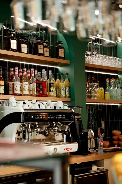 Bar à café avec machines et bouteilles Meylan