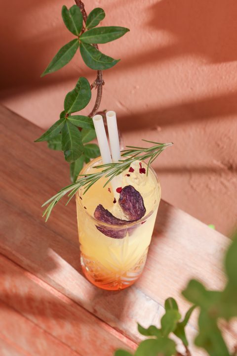Cocktail tropical décoré sur table Sophia