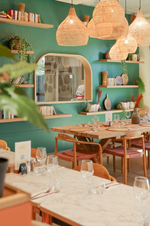 Salle lumineuse de restaurant avec tables et chaises