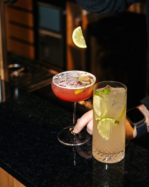 Deux cocktails dans un bar Osteria Lume