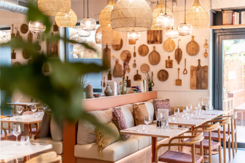 Détails décoratifs d’un restaurant avec luminaires Sophia Antipolis