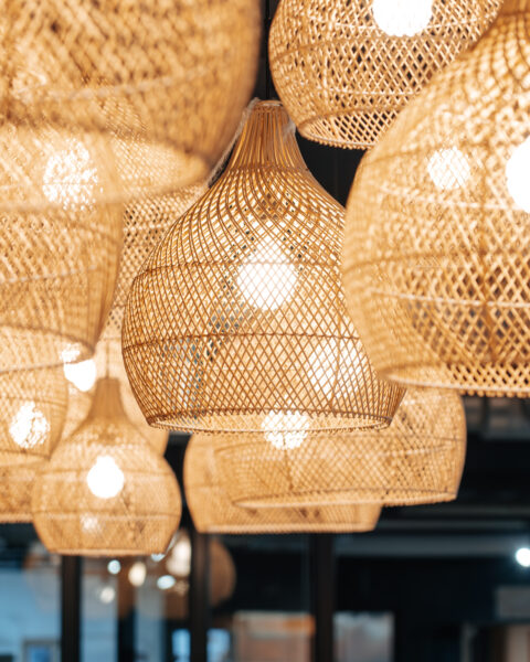 Luminaires en osier au plafond d’Osteria Lume