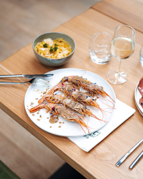 Assiette de crevettes servie dans un restaurant Osteria Lume
